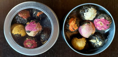 Kugelrunde Blütenträume : Sortiment mit 6 Teebällen in runder Dose mit Klarsichtdeckel